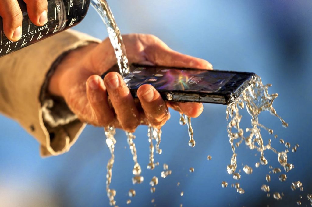 Sony Xperia Z suya dayanıklılık görüntüsüyle